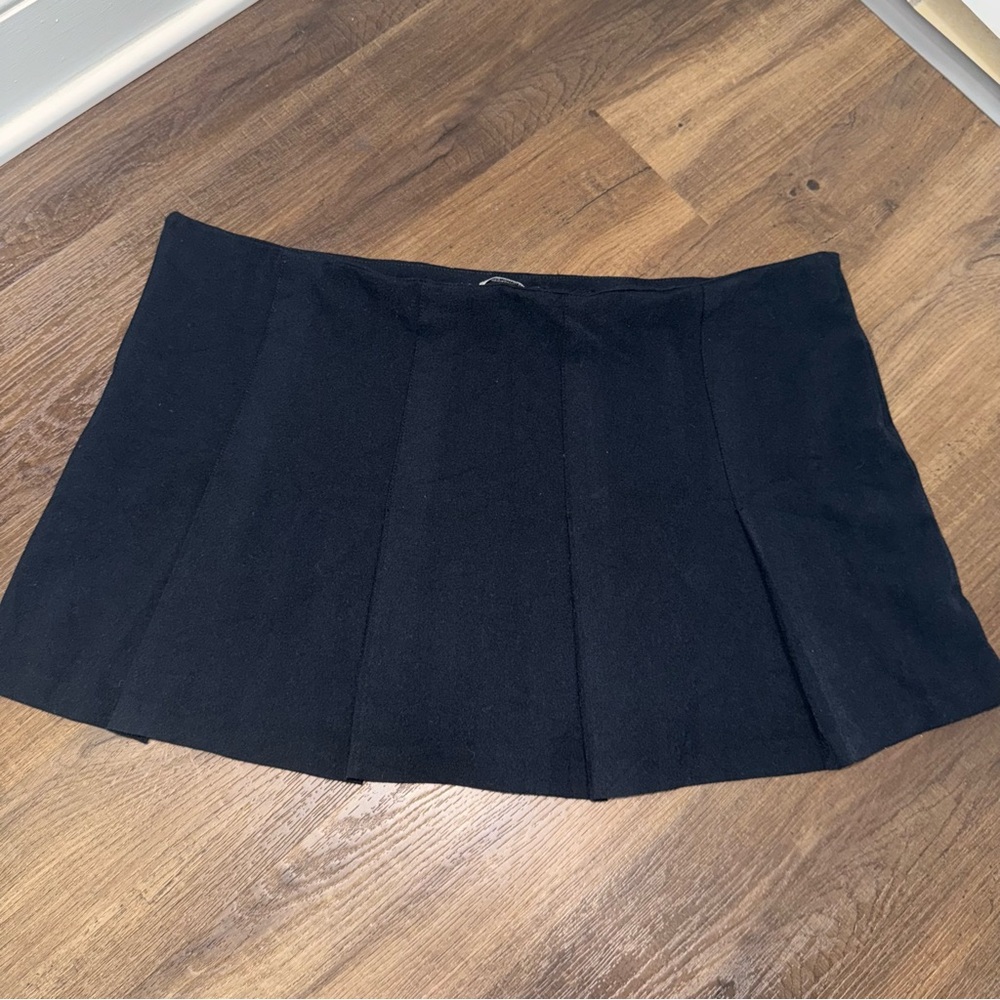 Abercrombie & Fitch Pleated Skirt w/ Built in Shorts - Picture 5 of 6